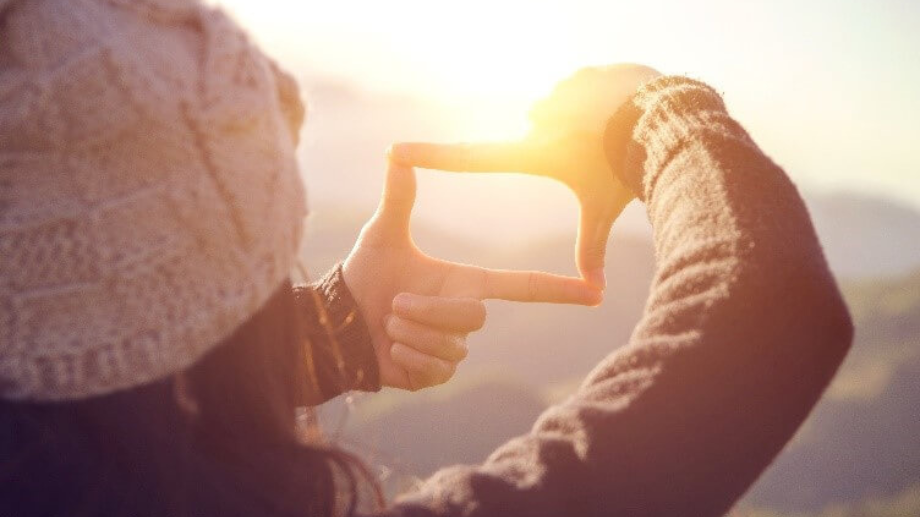 kvinna tar fotografi med händerna